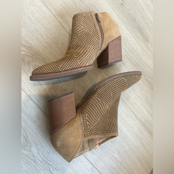 Women’s Lucky Brand Zeshia Tan Bootie Beige Shoe Boot Heel Size 9.5 M - Picture 4 of 9